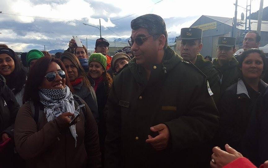 El Comandante Abel Molinero de Gendarmería Nacional se acercó a dialogar con los trabajadores. 
