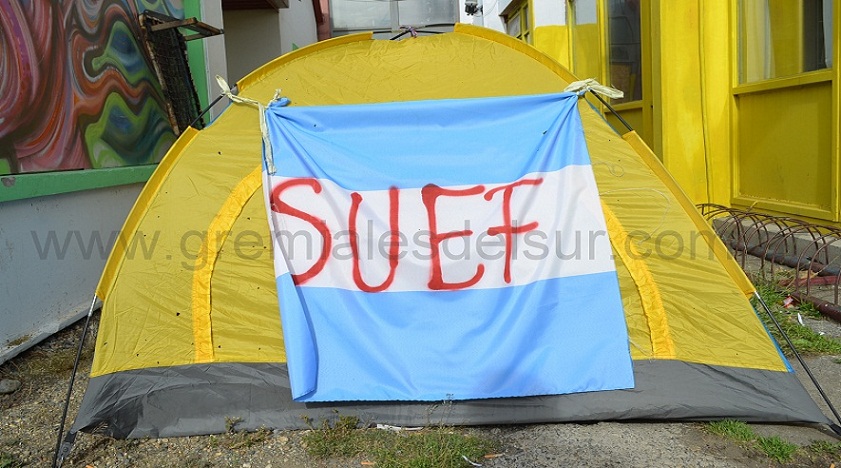 Enfermeros del Hospital de Río Grande denunciaron el desarme y el robo de la carpa que se había instalado al costado del acceso al nosocomio.