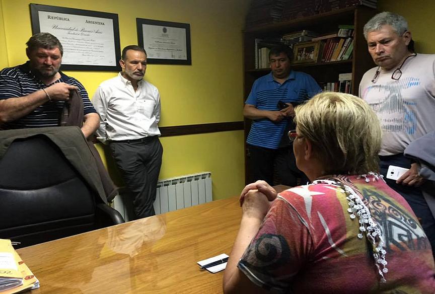 Dirigentes gremiales dialogan con el Juez Penza antes del inicio de la reunión. Foto: Prensa SOEM.