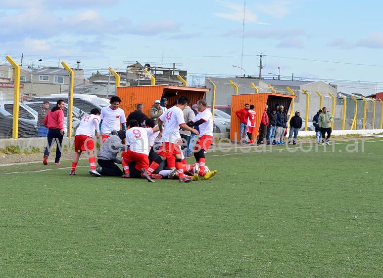 El festejo de Petroquímico tras el gol convertido a Progreso. 