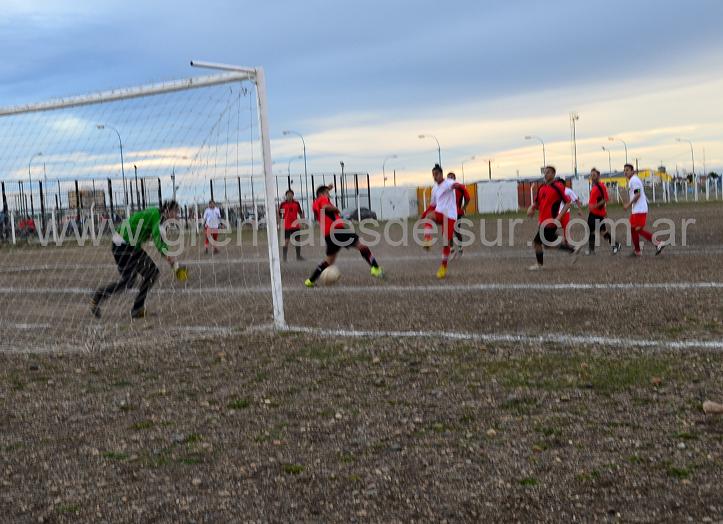 Petroquímico le ganó a Unión 3 a 1 y sigue como único puntero.