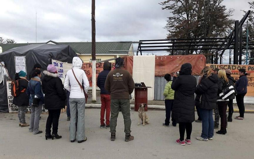 En Tolhuin tambien se homenajeó al docente Carlos Fuentealba. Foto:Prensa SUTEF.