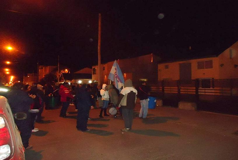 Trabajadores estatales realizaron un escrache frente al domicilio del Ministro Gastón Díaz en Río Grande.