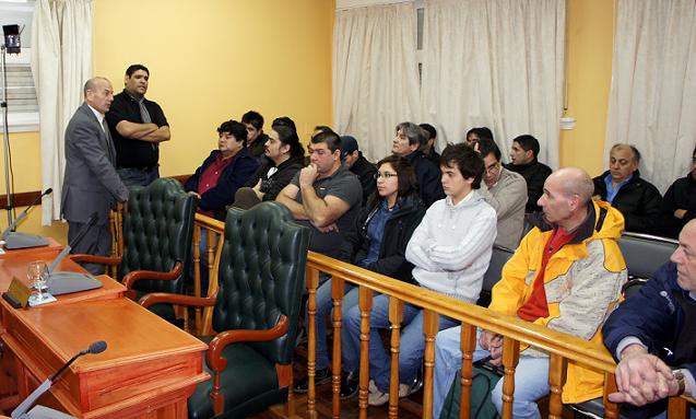 Previo al inicio de la sesión, el Concejal Guillen dialogaba con los trabajadores
