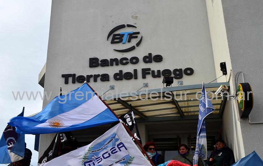 Los trabajadores del Banco Tierra del Fuego retoman desde hoy las medidas de acción directa. 