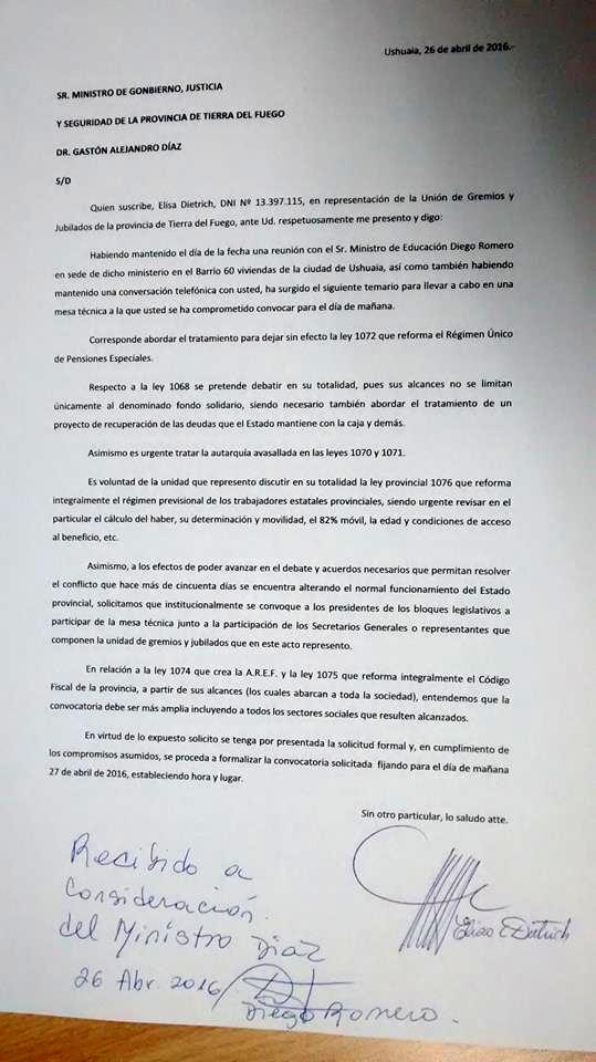 Nota elevada con la firma de Elisa Dietrich al Ministro de Gobierno Gastón Díaz, y que fue recibida por el Ministro de Educación Diego Romero.