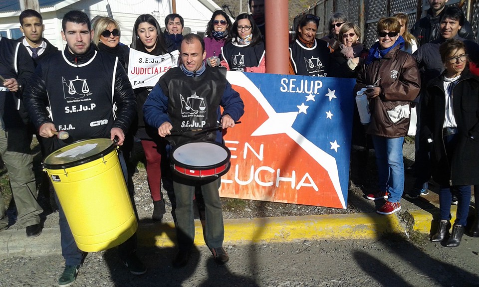 Judiciales instalaron una carpa frente a la sede del Superior Tribunal de Justicia.
