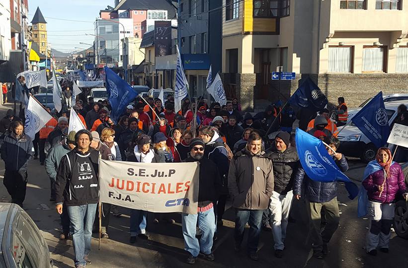 Judiciales instalaron una carpa frente a la sede del Superior Tribunal de Justicia.