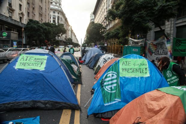 Los trabajadores resolvieron sostener la permanencia frente a la sede del Ministerio de Modernización por tiempo indefinido.