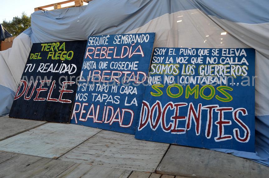 la Unión de Gremios y Jubilados Estatales de Tierra del Fuego conmemoró el Día del Trabajador con un acto y un festival popular en el acampe de San Martín y Belgrano. 