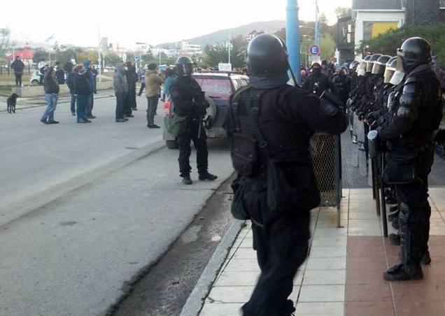 Una vez que Arcando logró ingresar a la residencia oficial, se dispuso un fuerte operativo policial. 