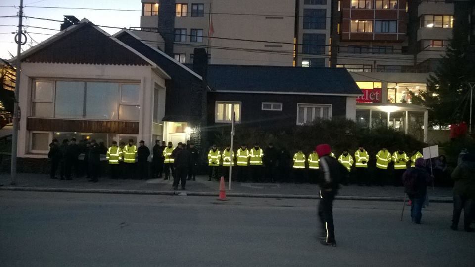 Fuerte operativo policial en la residencia del Vicegobernador Arcando. 