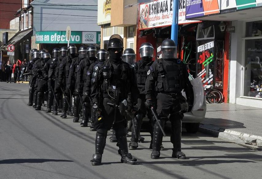 La policía de Tierra del Fuego actuó al mejor estilo de la época del nefasto proceso militar. Foto de archivo. 