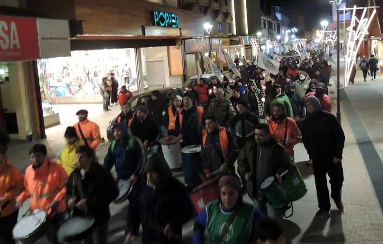 La marcha en Ushuaia fue una rotunda respuesta a Bertone que en la semana había tildado al reclamo de los estatales como de “un grupo minúsculo”.