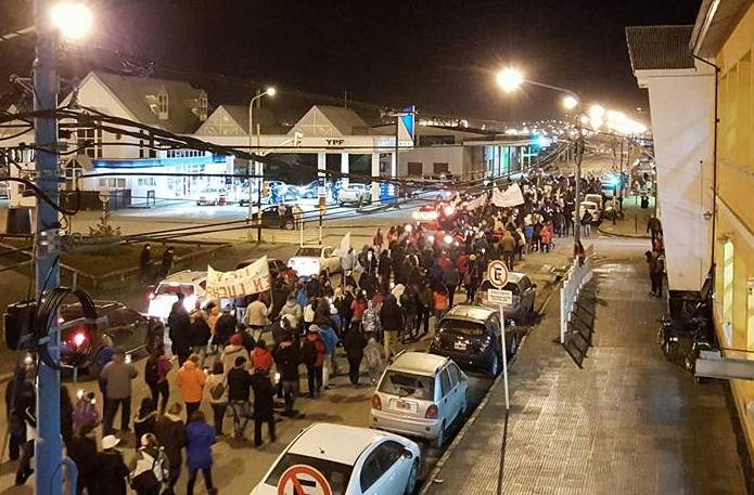 La marcha en Ushuaia fue una rotunda respuesta a Bertone que en la semana había tildado al reclamo de los estatales como de “un grupo minúsculo”.