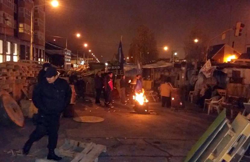 Por orden de la Justicia, en virtud de una denuncia del Ministro Díaz, la Cooperativa Eléctrica procedió a cortar la energía eléctrica en el acampe de San Martín y Belgrano en Río Grande.