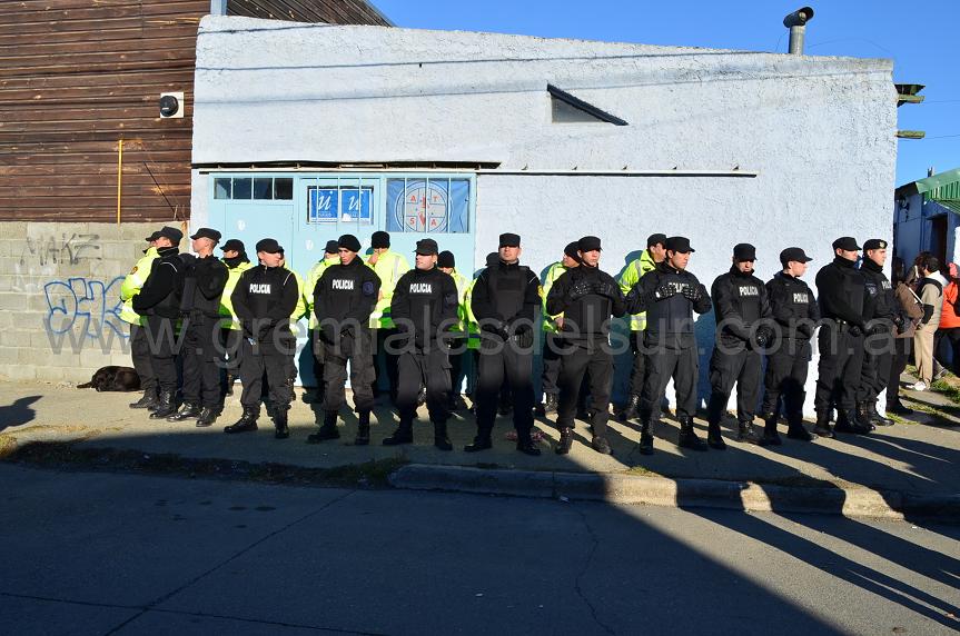 Cordón policial en la sede de ATSA Río Grande.