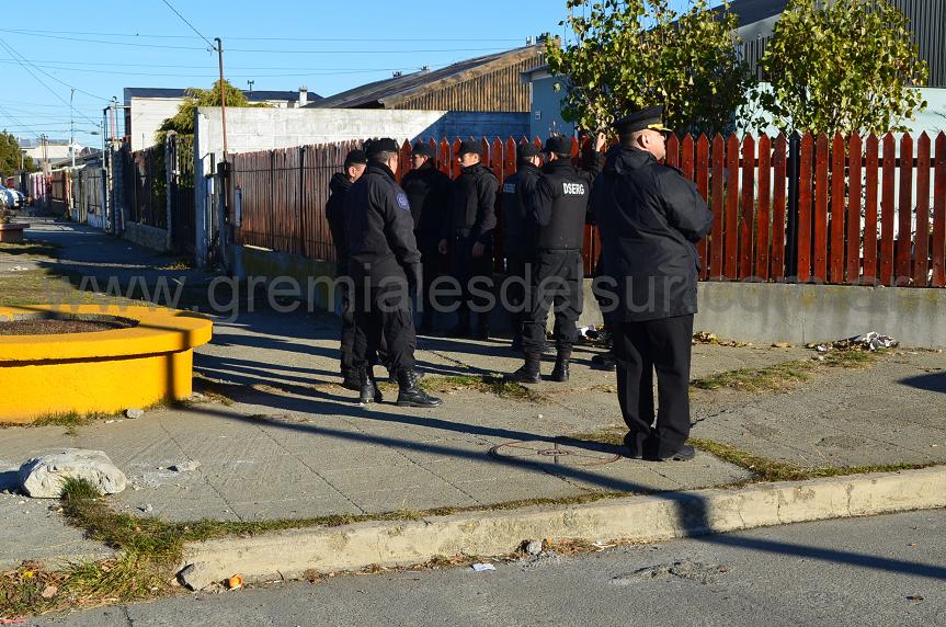 Efectivos policiales en esquina de Provincias Unidas y Lofler, a 50 metros de la sede de ATSA.