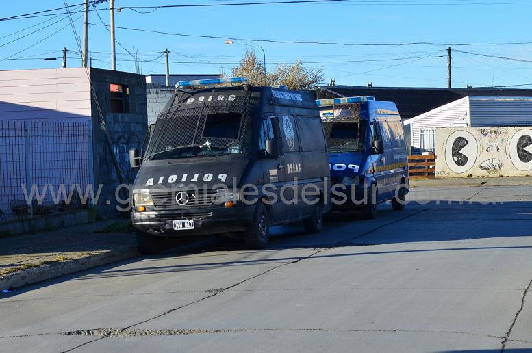 Móviles policiales en la esquina de Provincias Unidas y Lapataia, a 200 metros de la sede de ATSA. 