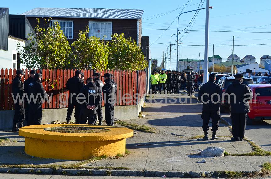 Efectivos policiales en la esquina de ATSA.