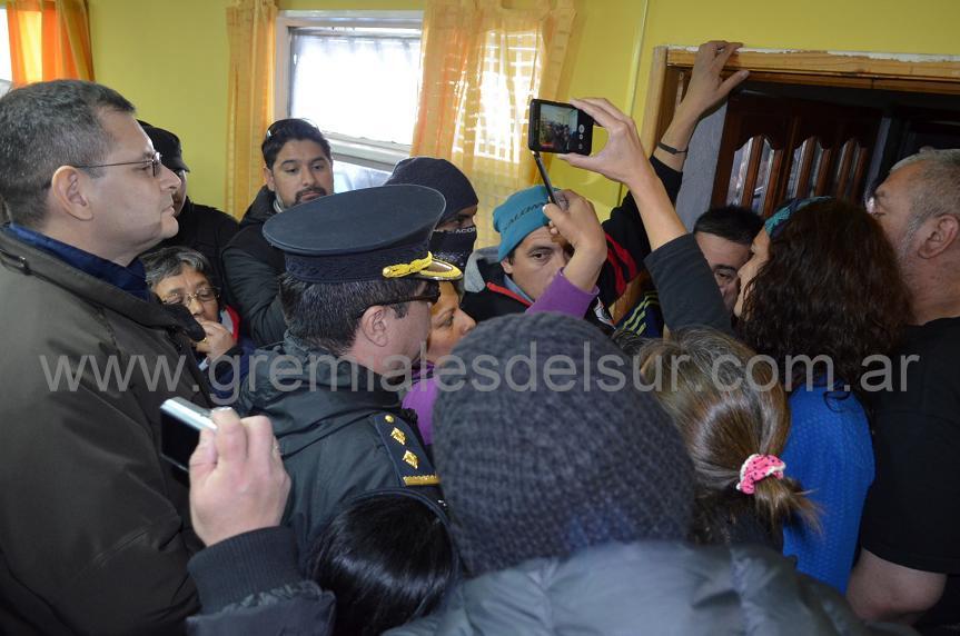 El Sr. de campera oscura y anteojos, a la izquierda, es un Jefe de la Policía de Río Grande.