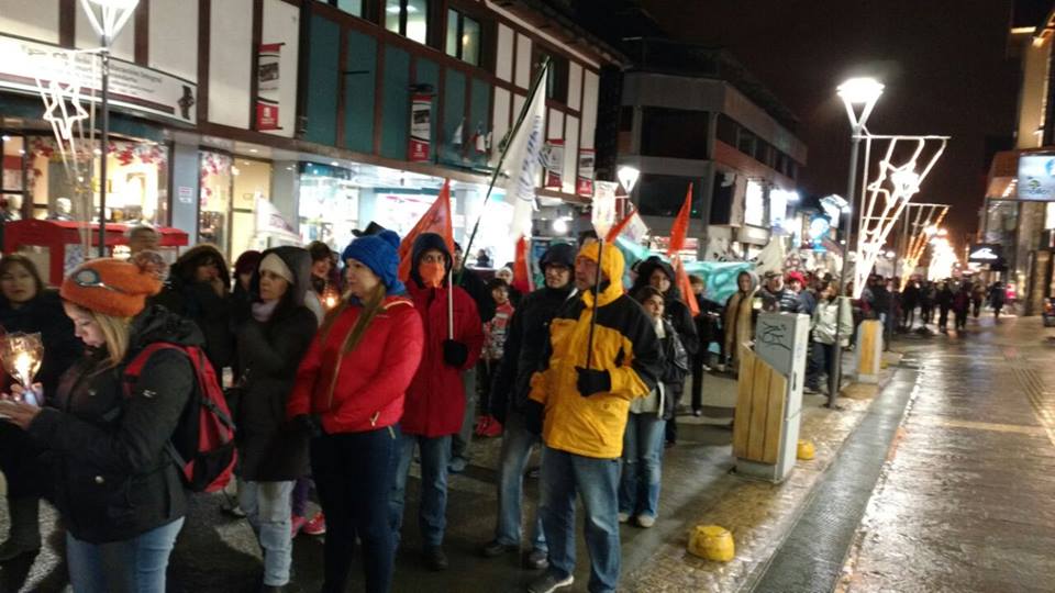 La noche del viernes volvió a tener a los estatales marchando por la calles de Ushuaia. 