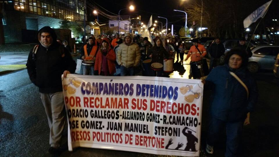 La noche del viernes volvió a tener a los estatales marchando por la calles de Ushuaia. 