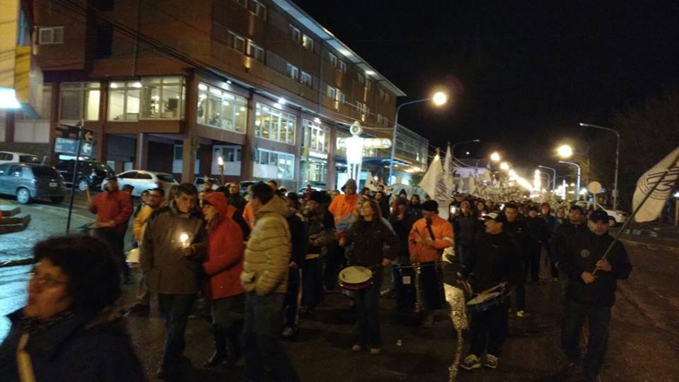 La noche del viernes volvió a tener a los estatales marchando por la calles de Ushuaia. 