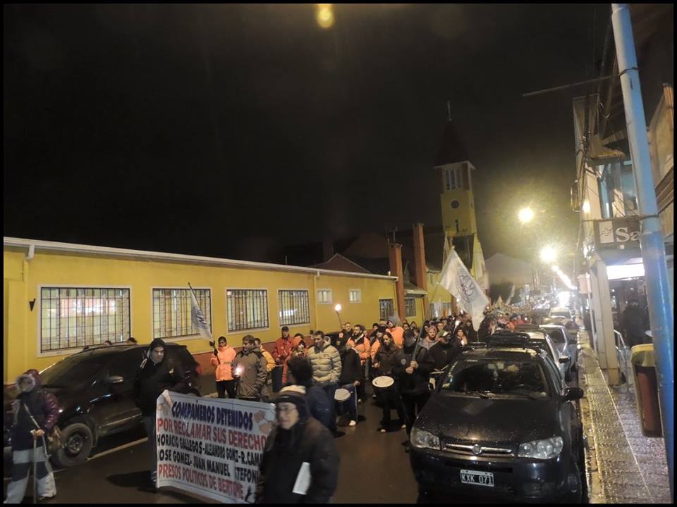 La noche del viernes volvió a tener a los estatales marchando por la calles de Ushuaia. 