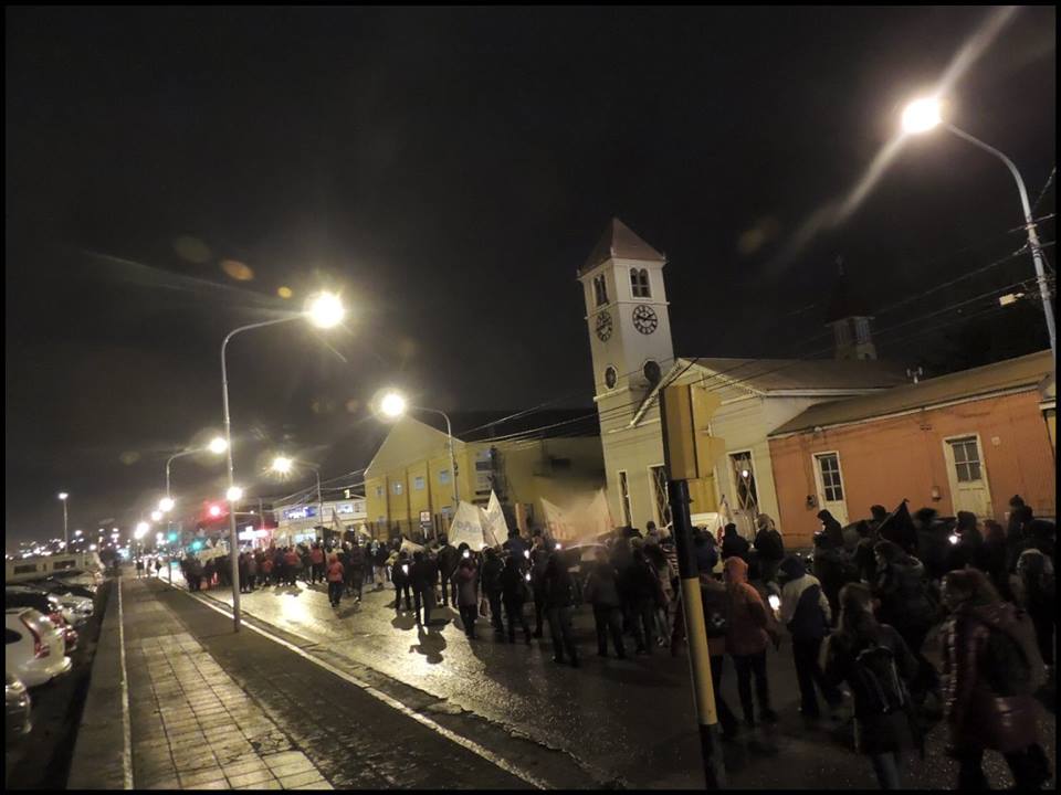 La noche del viernes volvió a tener a los estatales marchando por la calles de Ushuaia. 