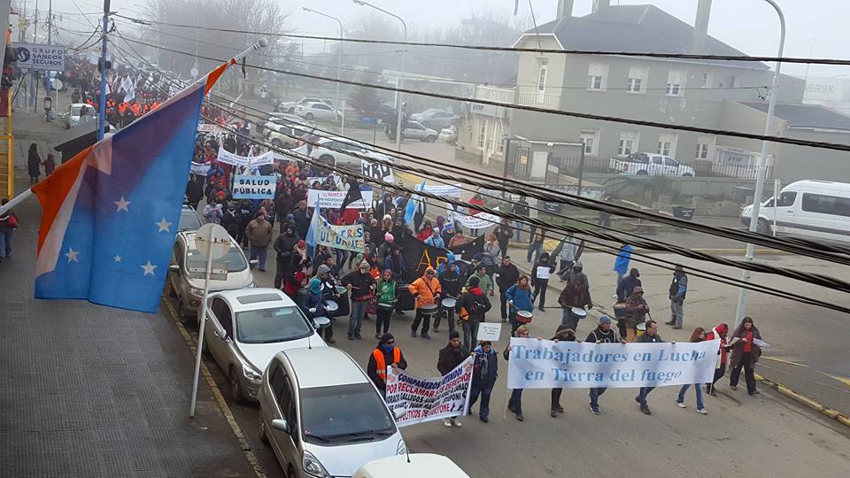 Miles de trabajadores estatales marcharon en la mañana de este miércoles 18 de mayo por las calles de la capital de Tierra del Fuego.