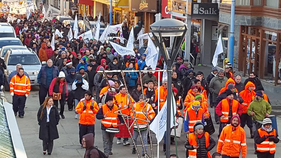 Miles de trabajadores estatales marcharon en la mañana de este miércoles 18 de mayo por las calles de la capital de Tierra del Fuego.