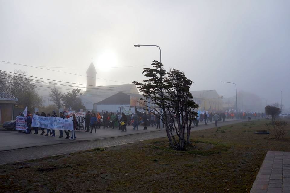 Miles de trabajadores estatales marcharon en la mañana de este miércoles 18 de mayo por las calles de la capital de Tierra del Fuego.