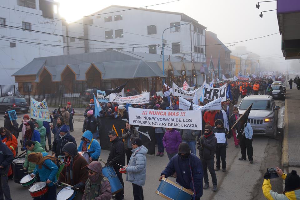 Miles de trabajadores estatales marcharon en la mañana de este miércoles 18 de mayo por las calles de la capital de Tierra del Fuego.