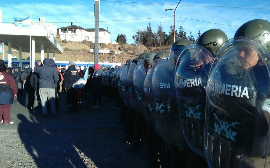 Los gendarmes avanzaron sobre la protesta de los trabajadores municipales de Caleta Olivia, quienes resistieron a piedrazos. 