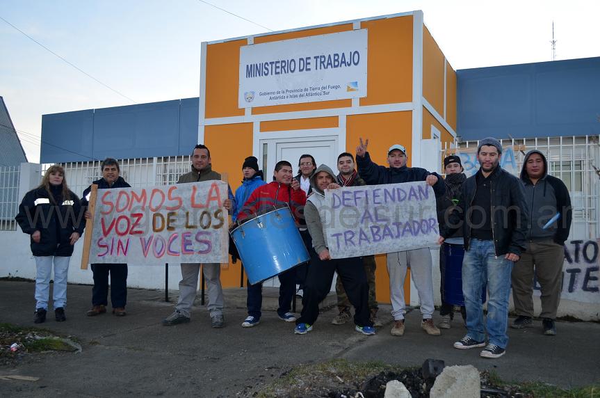 Los trabajadores petroleros despedidos se manifestaron en el exterior de sede laboral en Río Grande a la espera de la reunión. 