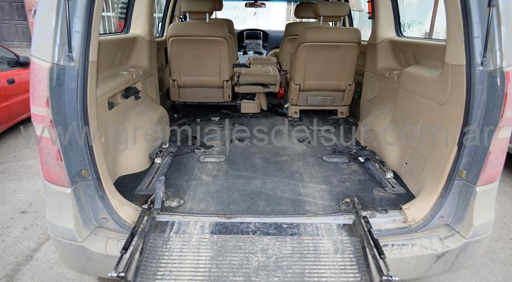 El 12 de junio de 2015 este medio publicó esta foto donde se observa que las unidades no cuentan con seguridad para el traslado de personas en sillas de ruedas.