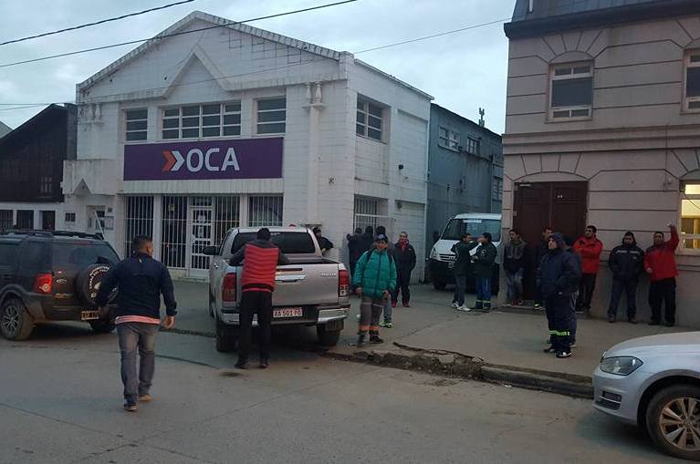 Por la falta de pago de los salarios de agosto, Camioneros paralizó las actividades de OCA en todo el país.