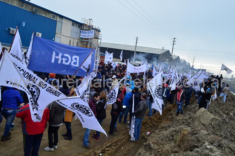 Los metalúrgicos de Río Grande conmemoraron su día con movilizaciones y un acto frente a la empresa Brightstar. 