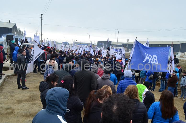 Los metalúrgicos de Río Grande conmemoraron su día con movilizaciones y un acto frente a la empresa Brightstar. 