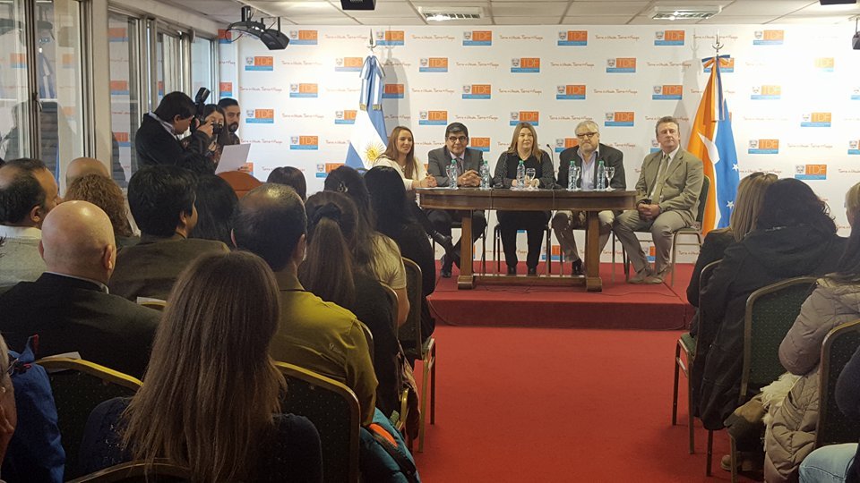 La Gobernadora Rosana Bertone, encabezó un acto en la Casa de Gobierno, dando a conocer el Decreto Nº 1.881/16, donde se establece la titularización de 2.475 docentes. Foto: ATE Prensa Ushuaia.