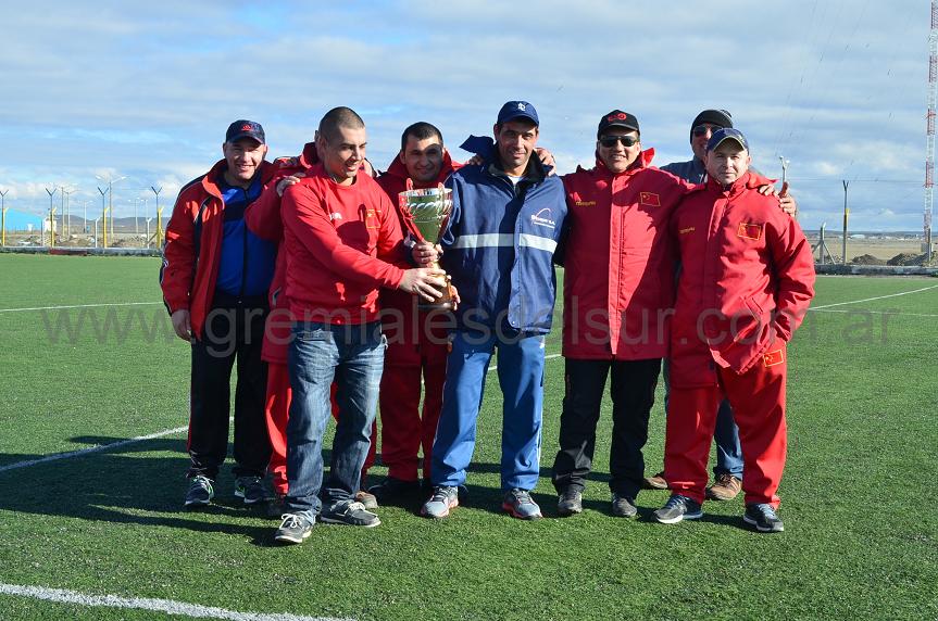 Cesar González (Ctro.) Director Técnico de Petroquímico, junto a sus colaboradores.  