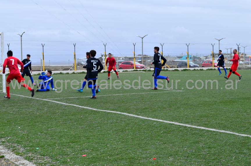 Ibañez (7), desperdicia una clara situación de gol para Petroquímico.