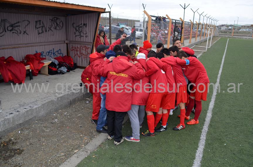 Los jugadores de Petroquímico y la tradicional arenga antes de cada partido. 