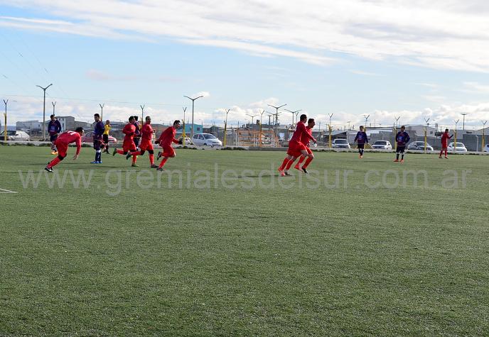 Heredia ya marcó el gol de Petroquímico, y los jugadores festejan.