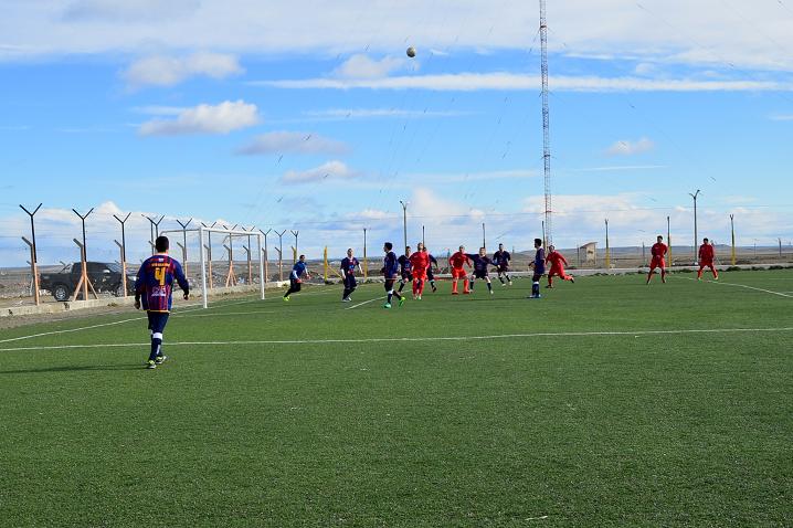 El juego aéreo fue la constante en el partido entre Petroquímico y Victoria. 