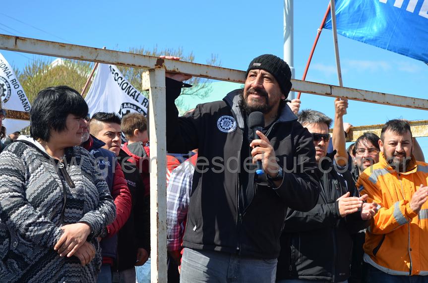 Oscar Martínez mirando hasta donde llega la concentración de trabajadores.