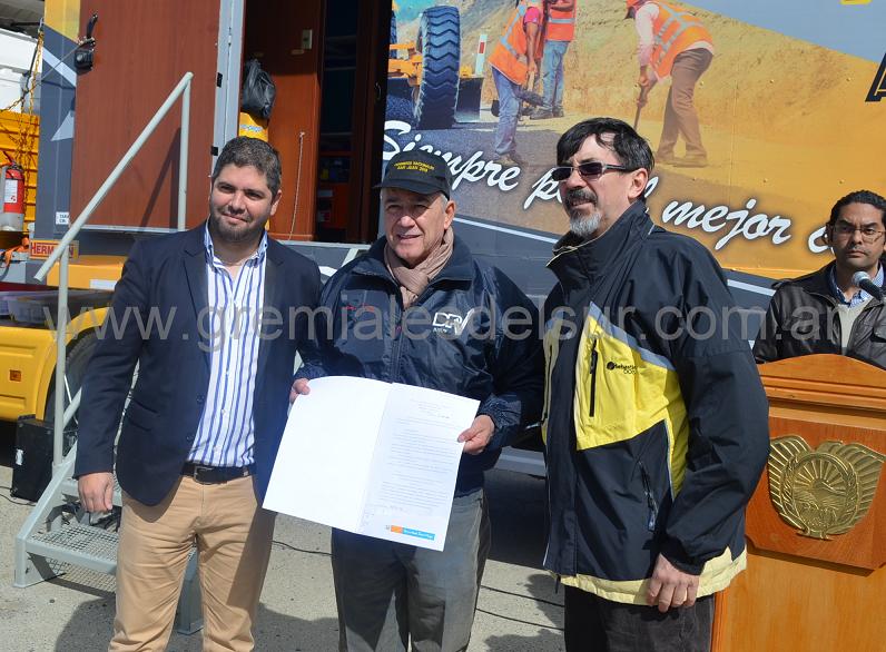 Gastón Natale (izq.) entrega decreto de Interés Provincial a las autoridades sindicales.