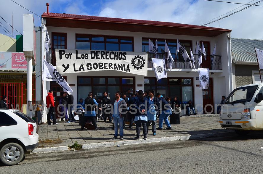 La UOM Río Grande mantiene ocupada la Delegación del Ministerio de Trabajo de Nación. 