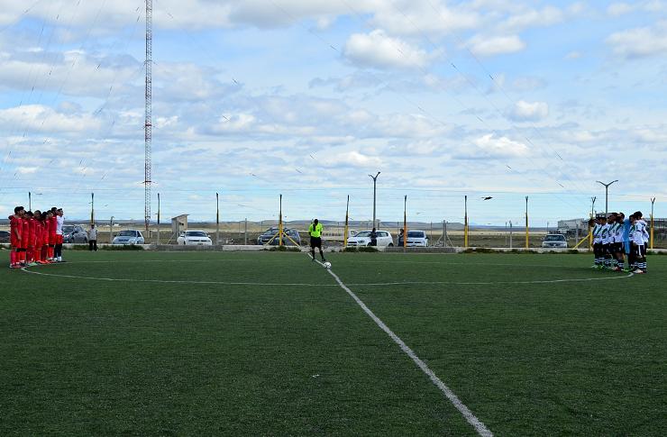 Los jugadores de Petroquímico y Camioneros de la Liga de Fútbol de Río Grande, rindieron homenaje al Chapecoense.